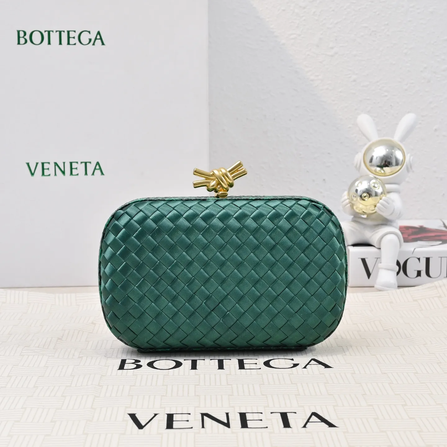 Batch 1460 #BV Knot woven evening bag series ~ Each bag reveals exquisite elegance💫Iconic classic silk weaving➕snake skin trimming with knot buckle, soft and delicate feel. The design is small and exquisite, low-key without logo, elegant and elegant. Paired with evening dress or cheongsam, it has the atmosphere of a famous and wealthy lady. Full of aura and invincible texture💃 Model: 7622 Dimensions: 20x12x5.5